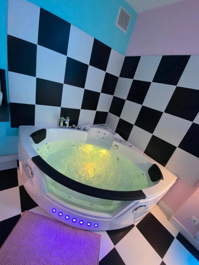 Capsule Miami Vice - Jacuzzi - Billard - Ecran Cinema & Netflix - Ping-Pong - Nintendo & Jeux- Liévin Eksteriør bilde